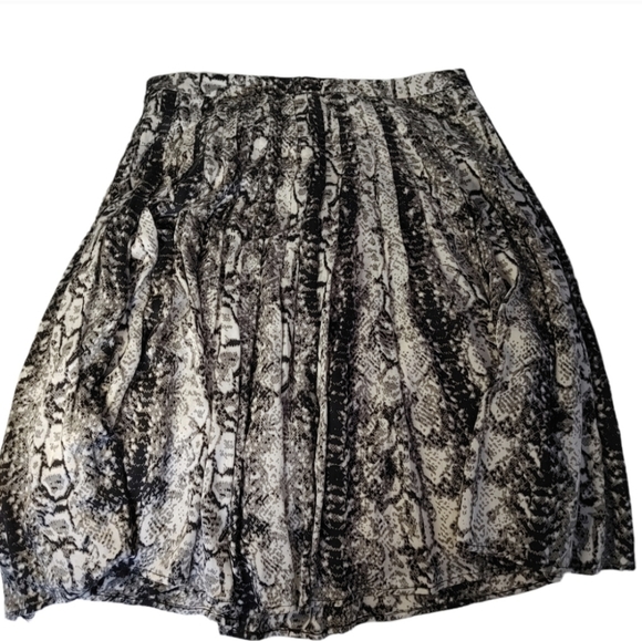 St. John Snake Skin Print Silk Pleated Skirt & Blouse Set - Picture 9 of 15